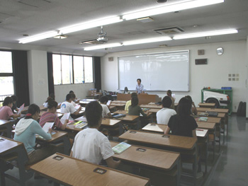 東洋モータースクール学科教習風景