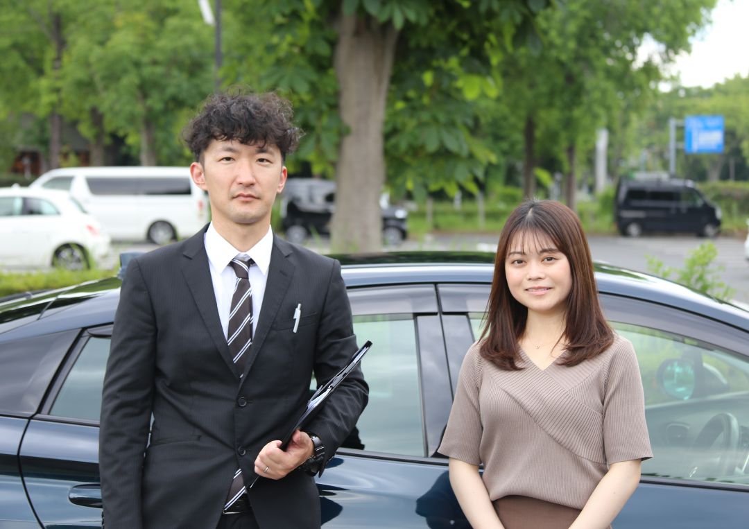 教習車の前に立つペーパードライバー教習インストラクター