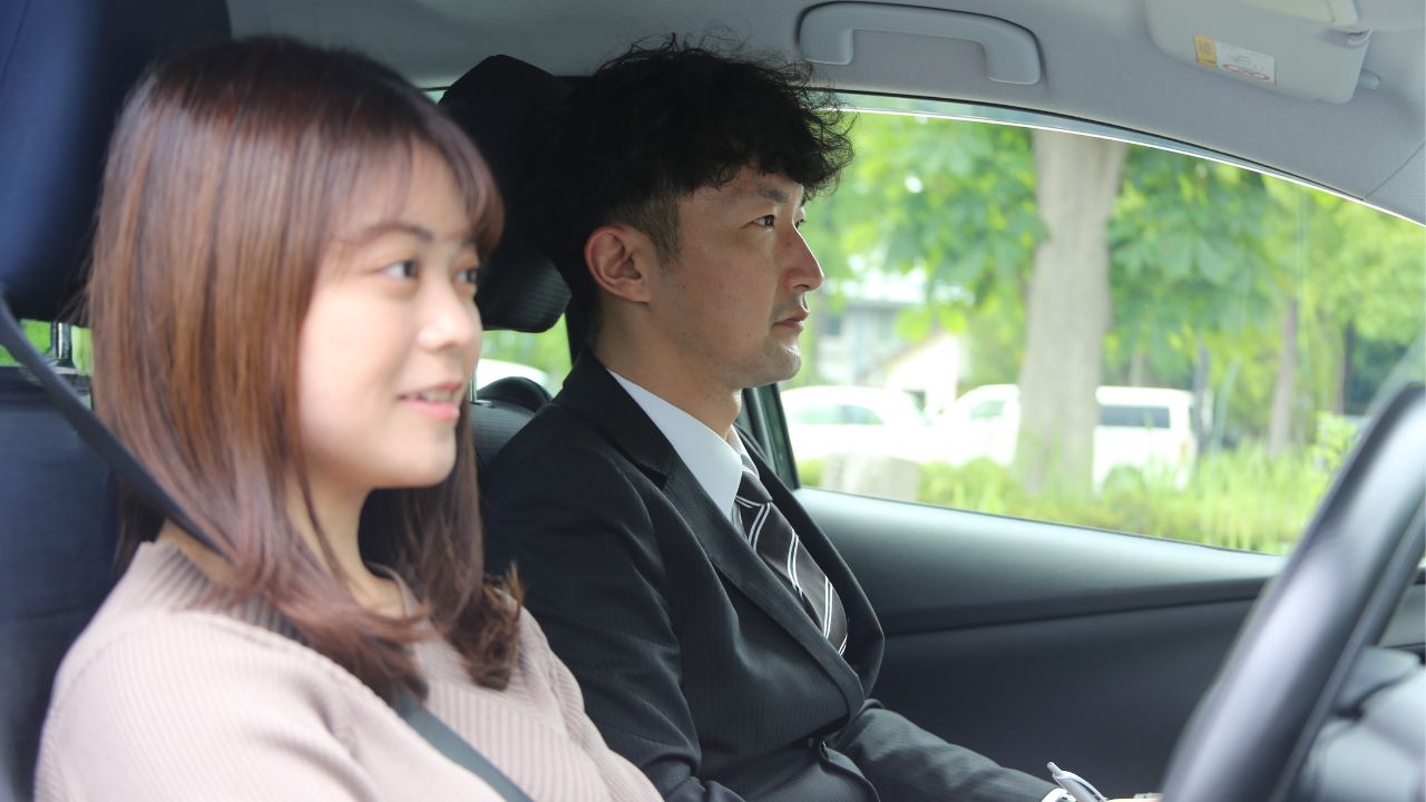 車内で教習内容を説明するインストラクター