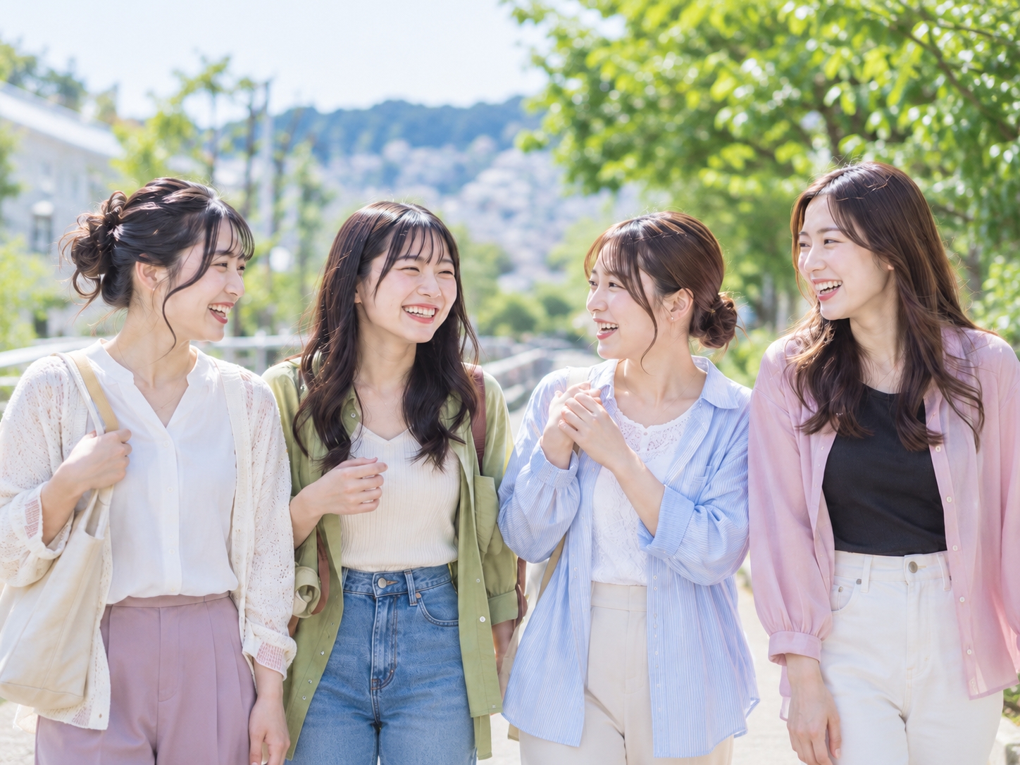 笑顔で語り合う女性4人のイメージ
